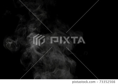 蒸汽，蒸汽，蒸汽，黑色背景上採取的煙 73352508