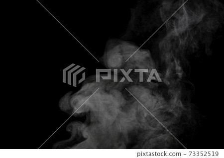 蒸汽，蒸汽，蒸汽，黑色背景上採取的煙 73352519
