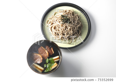 拍攝的熱鴨西羅蕎麥麵配烤鴨肉，烤長洋蔥和三葉草在白色背景上（頂視圖） 73352699