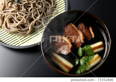 拍攝的鴨西羅蕎麥麵配烤鴨肉,烤長洋蔥和三葉草在黑色背景上(頂視圖) 拍攝的鴨西羅蕎麥麵配烤鴨肉,烤長洋蔥和三葉草在黑色背景上(頂視圖) 73352806