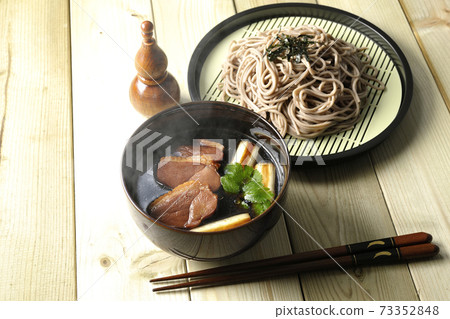 熱鴨配烤鴨肉,烤蔥和三葉草,蕎麥麵,葫蘆形的七種口味和筷子 熱鴨配烤鴨肉,烤蔥和三葉草,蕎麥麵,葫蘆形的七種口味和筷子 73352848