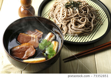 熱鴨配烤鴨肉，烤蔥和三葉草，蕎麥麵，葫蘆形的七種口味和筷子 73352851