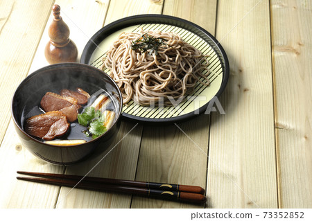 熱鴨配烤鴨肉，烤蔥和三葉草，蕎麥麵，葫蘆形的七種口味和筷子 73352852