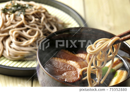 Eat hot duck seiro soba with roasted duck meat, grilled green onions and trefoil Eat hot duck seiro soba with roasted duck meat, grilled green onions and trefoil 73352880
