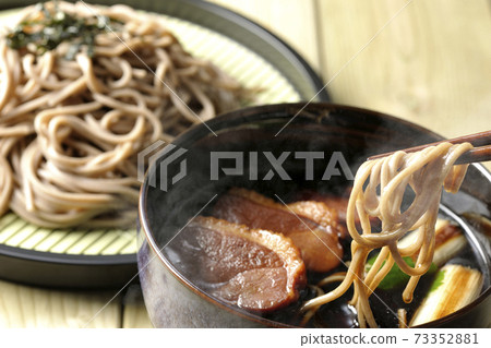 Eat hot duck seiro soba with roasted duck meat, grilled green onions and trefoil 73352881