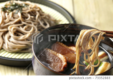 與烤鴨肉，烤長洋蔥和三葉草一起吃熱鴨西羅蕎麥麵 73352883