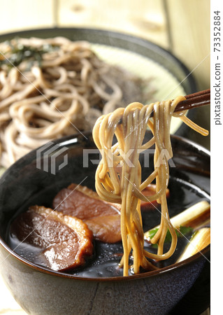 與烤鴨肉，烤長洋蔥和三葉草一起吃熱鴨西羅蕎麥麵 73352884