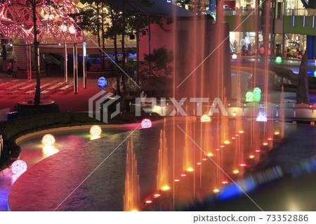 晚上在東京巨蛋城的拉奎（LaQua）地區進行噴泉表演 73352886