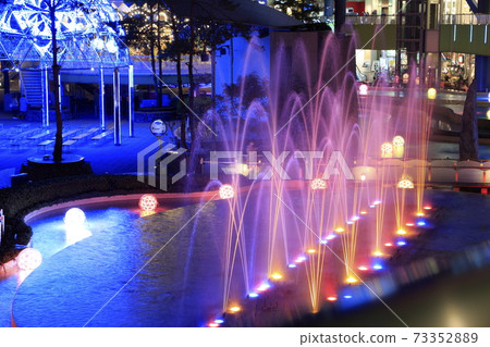 Fountain show in the LaQua area of Tokyo Dome City at night Fountain show in the LaQua area of Tokyo Dome City at night 73352889