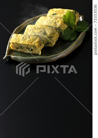 三葉熱湯卷雞蛋在黑色背景上拍攝 三葉熱湯卷雞蛋在黑色背景上拍攝 73353036