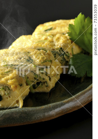 三葉熱湯卷雞蛋在黑色背景上拍攝 三葉熱湯卷雞蛋在黑色背景上拍攝 73353039