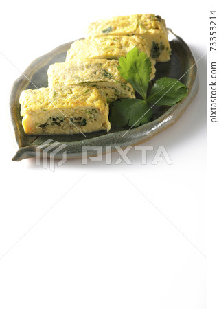 三葉熱湯蛋捲在白色背景上拍攝 73353214