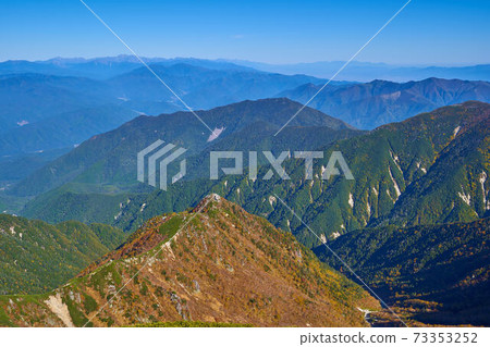 View the north side (Mt. Otana, Mt. Yari, etc.) from the summit of Mt. Kisokoma in autumn in Kamiina District, Nagano Prefecture 73353252