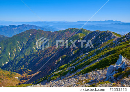 View the northeastern side (Mt. Chausu, Mt. Yatsugatake, etc.) from the summit of Mt. Kisokoma in autumn in Kamiina District, Nagano Prefecture View the northeastern side (Mt. Chausu, Mt. Yatsugatake, etc.) from the summit of Mt. Kisokoma in autumn in Kamiina District, Nagano Prefecture 73353253