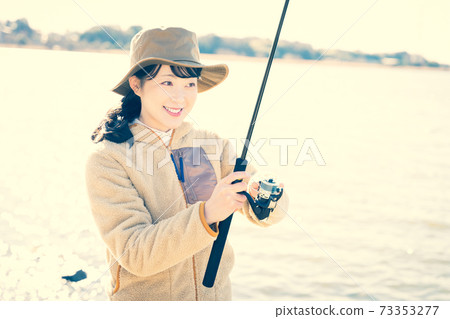 一個女人享受釣魚 一個女人享受釣魚 73353277