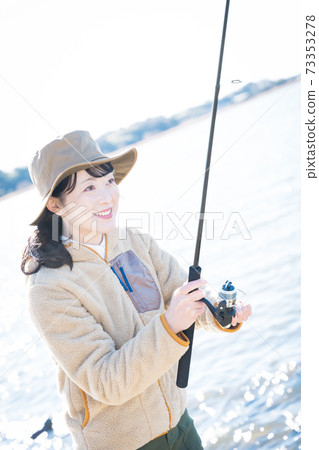 一個女人享受釣魚 73353278