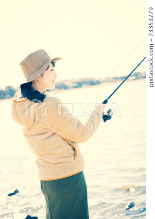 一個女人享受釣魚 一個女人享受釣魚 73353279