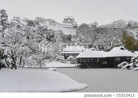 Snow scene of Hikone Castle and Genkyuen Garden 73353413