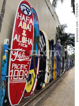 威基基海灘兩旁的衝浪板 威基基海灘兩旁的衝浪板 73353414