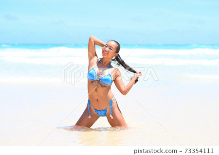 譚在美麗的海灘上 73354111