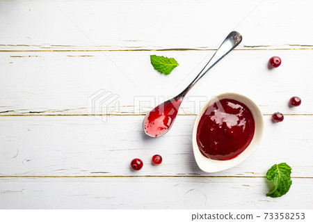 Homemade cranberry sauce 73358253