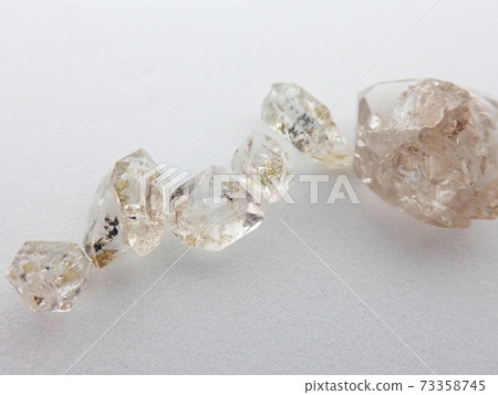 Oil in quartz 73358745