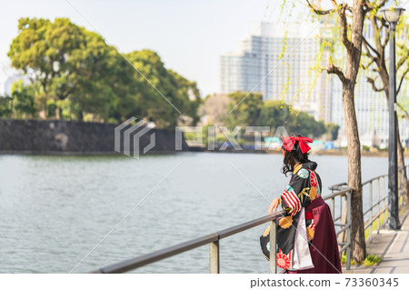 [Hibiya, Tokyo] A woman wearing a hakama standing against the backdrop of the Tokyo Imperial Household Agency 73360345