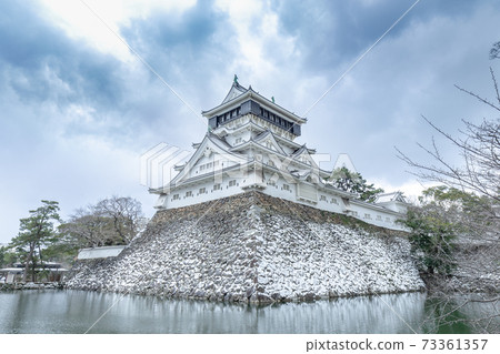 Kokura Castle with snow makeup 73361357