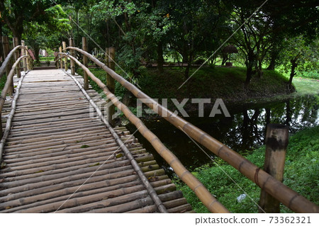 孟加拉國達卡郊區的Sional Gao民間博物館的Shodol巴黎公園池塘上的竹橋 73362321