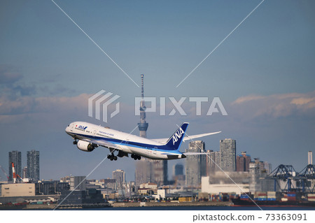 [ANA aircraft taking off from Haneda Airport Terminal 2 and Tokyo Sky Tree] 73363091