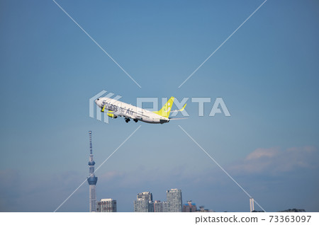 [從羽田機場第二航站樓起飛的山酸性飛機和東京晴空塔] 73363097