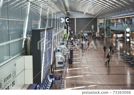 [羽田機場第2候機樓緊急申報中的出發大廳] 73363098