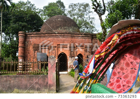 一個與歷史悠久的Goardi Mosgit和停泊的Rikisha一起觀光的人 73363293