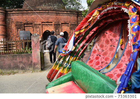 一個與歷史悠久的Goardi Mosgit和停泊的Rikisha一起觀光的人 73363301