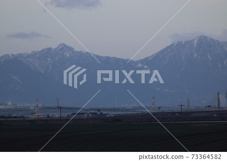 從尾張平原上看的鈴鹿山,鎌倉岳和五座莊的山脈 從尾張平原上看的鈴鹿山,鎌倉岳和五座莊的山脈 73364582