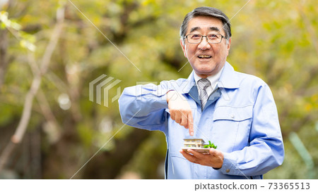 工作服與房子模型的男人 73365513