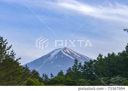 在藍天閃耀的富士山 73367994