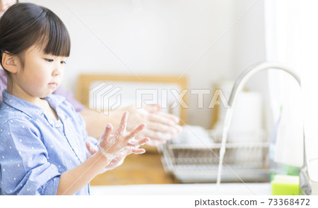 A child washing hands 73368472