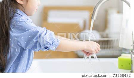 一個孩子洗手 73368482