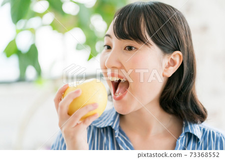 家庭主婦吃蘋果 73368552