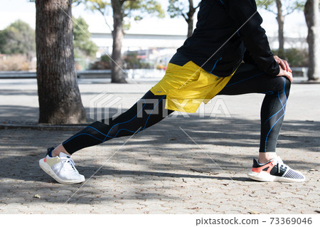 慢跑體操的準備/拉伸圖像 73369046