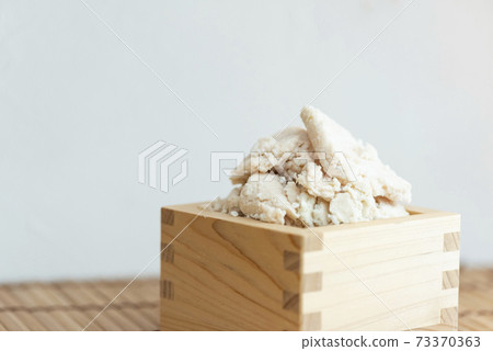 Sake lees, sake lees, fermented food 73370363