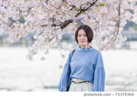 春季一邊在嵐山賞櫻花一邊觀光的年輕女子 春季一邊在嵐山賞櫻花一邊觀光的年輕女子 73370369