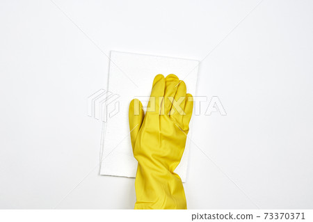 Cleaning bright surface with wipe Cleaning bright surface with wipe 73370371