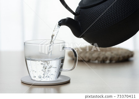 Drink a cup of plain hot water to wake up in the morning Drink a cup of plain hot water to wake up in the morning 73370411