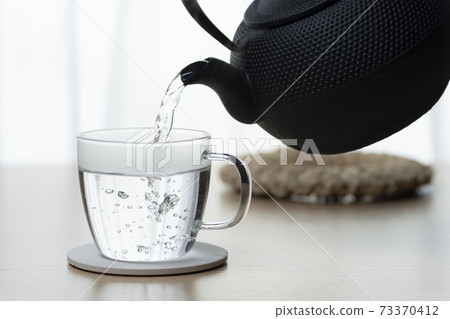 Drink a cup of plain hot water to wake up in the morning Drink a cup of plain hot water to wake up in the morning 73370412