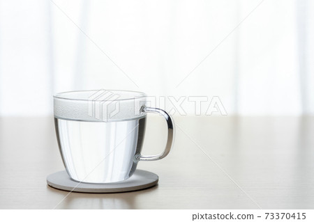 Drink a cup of plain hot water to wake up in the morning 73370415