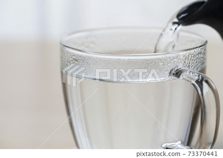 喝一杯白水在早晨醒來 73370441