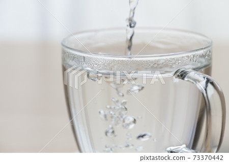 喝一杯白水在早晨醒來 73370442