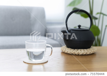 Drink a cup of plain hot water to wake up in the morning Drink a cup of plain hot water to wake up in the morning 73370444